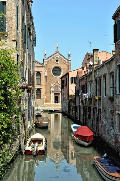 Canal veneciano y casas . — Foto de Stock