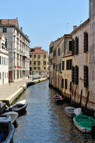Venetian canal and houses. — Stock Photo, Image