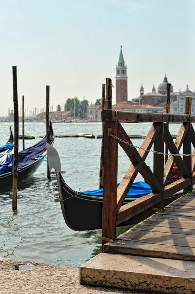 Vue sur les gondoles et l'amarrage des bateaux à Venise . — Photo