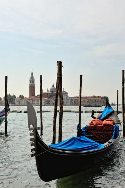 Visa att gondoler och båtar kaj i Venedig. — Stockfoto