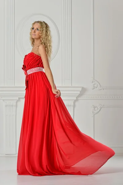 Belle femme en robe rouge longue . — Photo