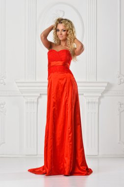 Kırmızı uzun elbiseli güzel kadın.