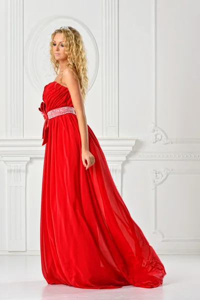Vacker kvinna i röd lång klänning. — Stockfoto