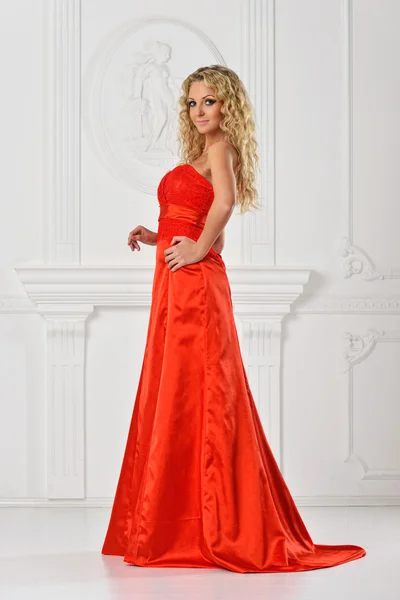 Belle femme en robe longue rouge . — Photo