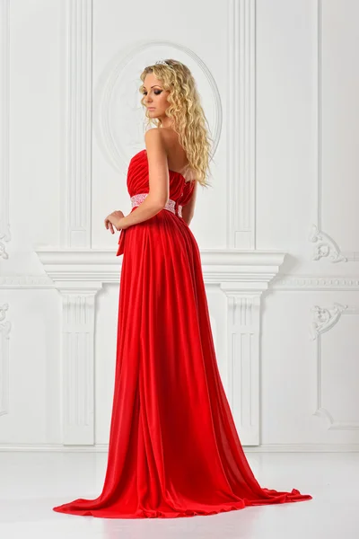 Szép nő, vörös hosszú ruha. — Stock Fotó