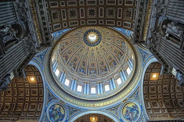 Dak van st. peter's, kerk. Vaticaanse museum. — Stockfoto