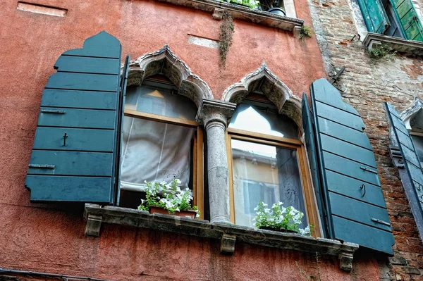 Wall with window. Medieval house in Venice. — Stock Photo, Image