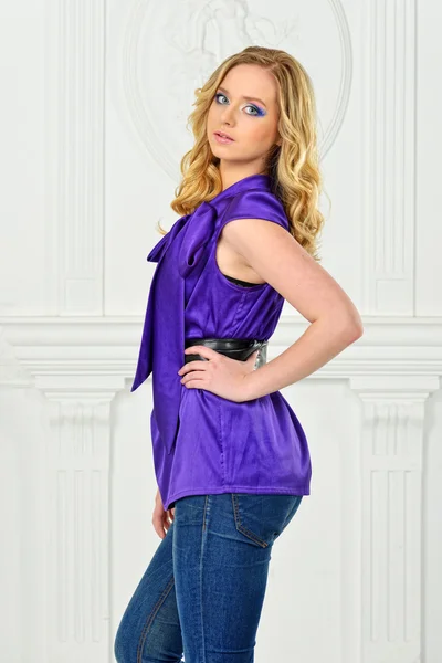 Mooie vrouw in violet blouse, — Stockfoto