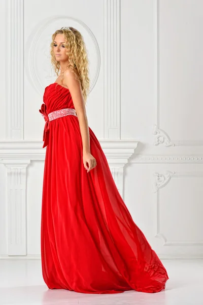Krásná žena v červené dlouhé šaty. — Stock fotografie