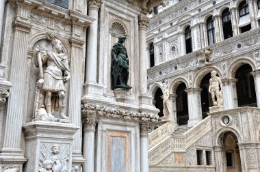 doge Sarayı'nın bahçesinde.