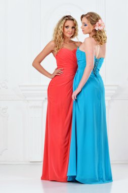 iki güzel kadınların gece kıyafetleri