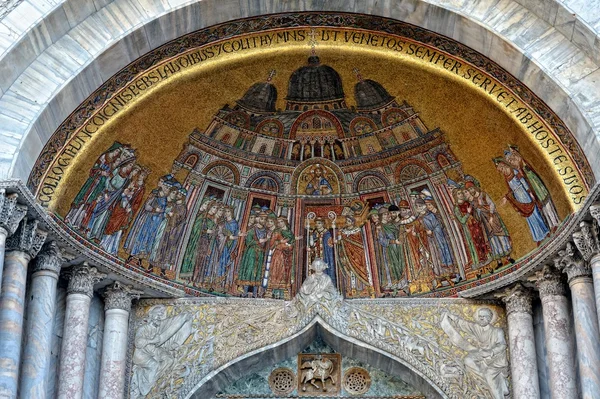 Mosaico en la entrada de la Catedral de San Marcos en Venecia . — Foto de Stock