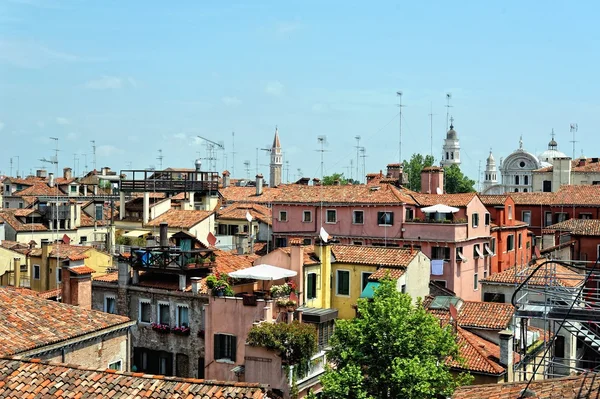 Cityscape met daken in Venetië. — Stockfoto