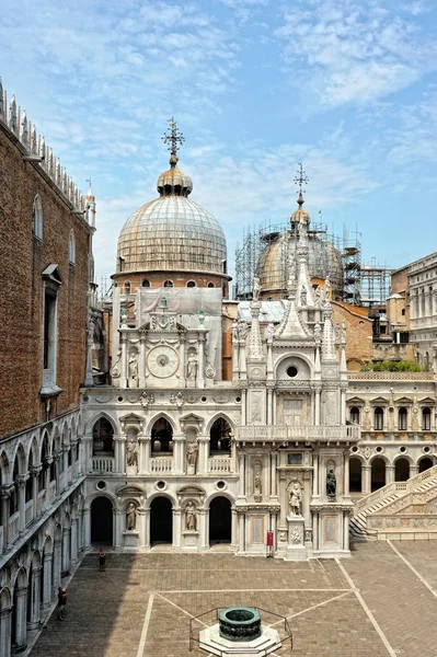 Yard of the Doge's Palace. — Stock Photo, Image