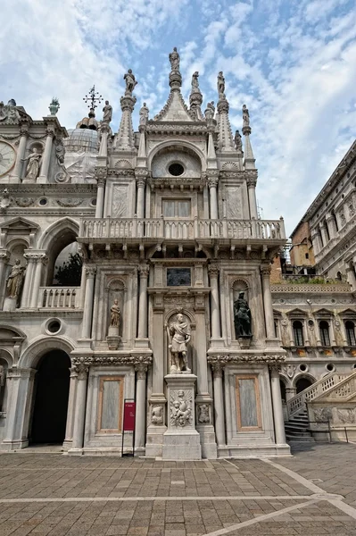 Yard of the Doge's Palace. — Stock Photo, Image