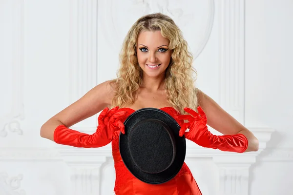 Mulher bonita em um vestido vermelho com chapéu . — Fotografia de Stock