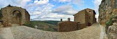 küçük eski kasaba ares İspanya dağ manzaralı manzara.