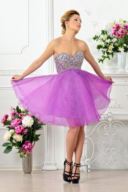 luxury Studio mor elbiseli güzel kadın.