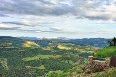 Dağ Manzaralı. küçük kasaba ares İspanya.