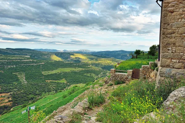 Vista a la montaña. Pequeña ciudad Ares en España . — Foto de Stock