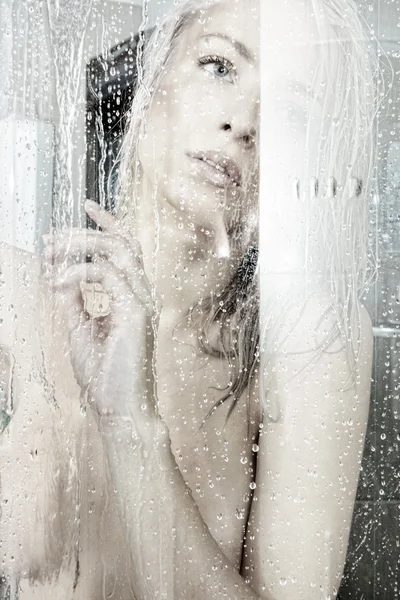 Schöne blonde nackte Frau in einer Dusche. — Stockfoto