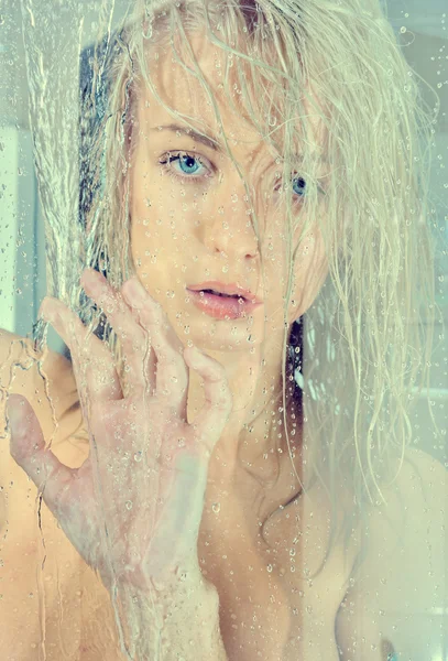 Mooie blonde naakte vrouw in een douche. — Stockfoto