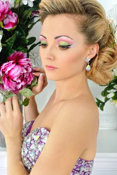 Vacker kvinna i lila klänning i lyxig studio. — Stockfoto