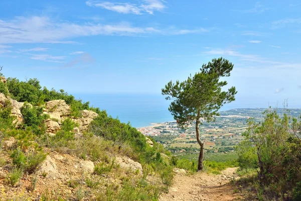 Landsbygdens landskap med utsikt över bergen i Spanien. solig dag. — Stockfoto