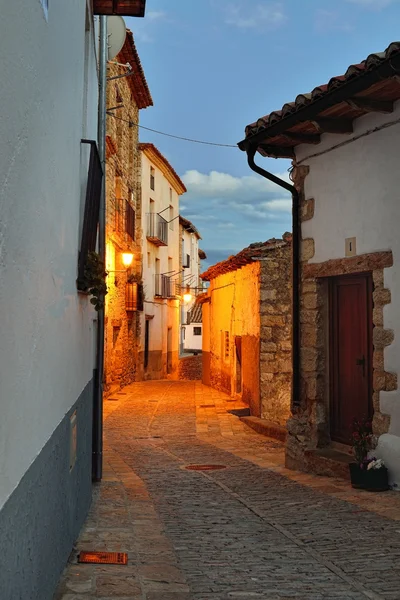 Strade del centro storico di Ares in Spagna. Ora di sera . — Foto Stock