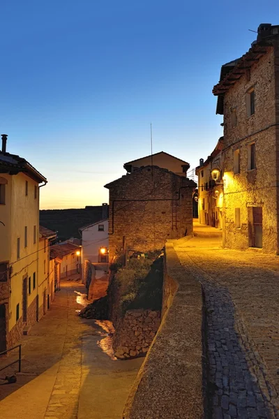 Strade del centro storico di Ares in Spagna. Ora di sera . — Foto Stock