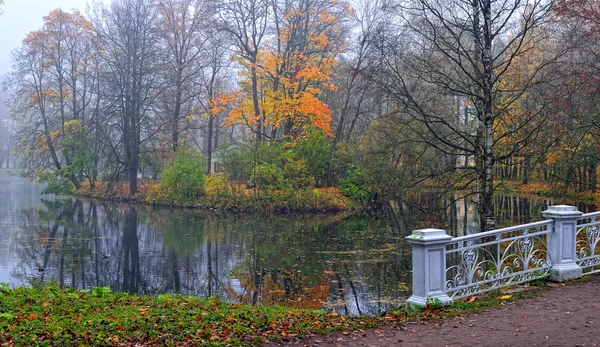 Paisaje otoñal con río y puente en el parque Catherine, Pushki — Foto de Stock