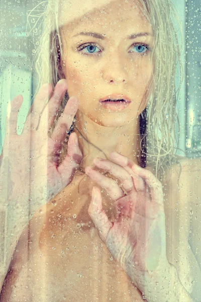 Béatifique blonde femme nue dans une douche . — Photo