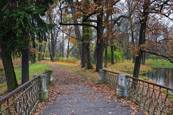 Paisaje otoñal en Catherine garden en Pushkin — Foto de Stock