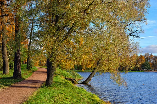 Autumn view with lake in Catherine garden in Pushkin. — Stock Photo, Image