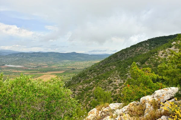 Paesaggio rurale con vista sulle montagne in Spagna. Giornata di sole . — Foto Stock