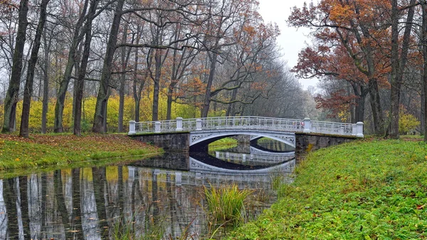 Paisaje otoñal con río y puente en el parque Catherine, Pushki — Foto de Stock