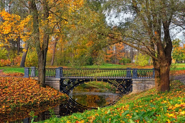 Paisaje otoñal con río y puente en el parque Catherine, Pushki —  Fotos de Stock