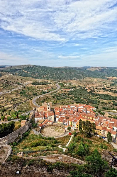 Paisaje con vista a la montaña del casco antiguo de Morella en España . — Foto de Stock