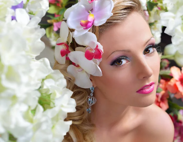 Beautiful chic woman around the flowers. — Stock Photo, Image