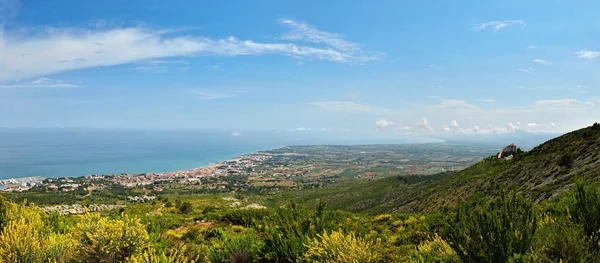 Uitzicht vanaf de mointain naar zee in Spanje. — Stockfoto