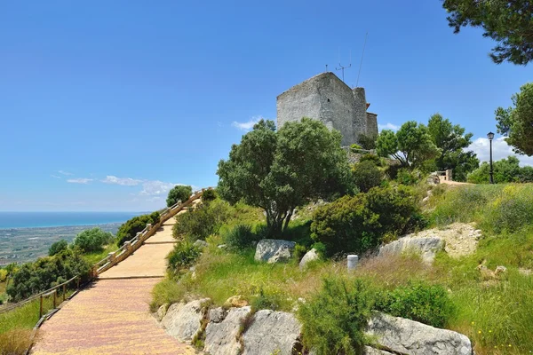 Landschap met klooster en bergen in Spanje. — Stockfoto