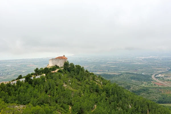 Krajina s klášterem a pohoří ve Španělsku. — Stock fotografie