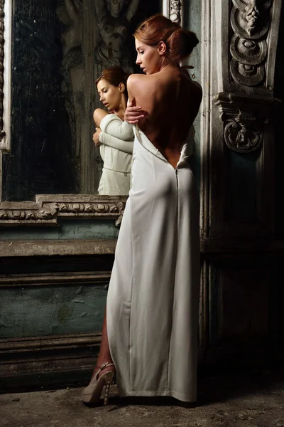 Piękna kobieta w białej sukni z tyłu nago. — Zdjęcie stockowe