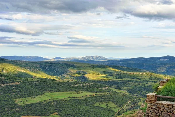 Vista a la montaña. Pequeña ciudad Ares en España . — Foto de Stock