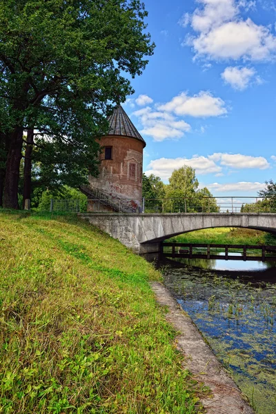 Sommerlandschaft des Pavlovsker Gartens, Pavillon-Turm. — Stockfoto