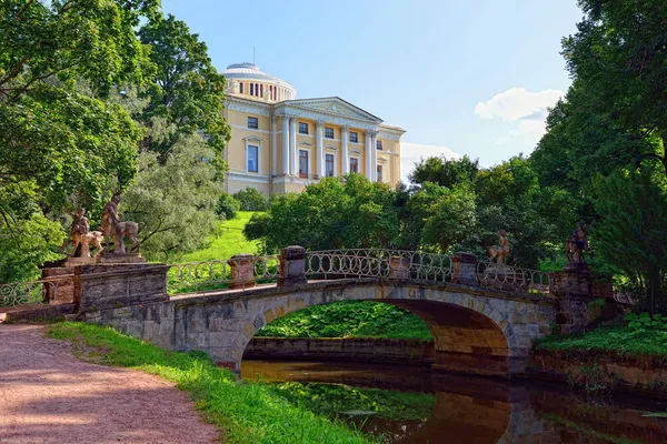 Krajobraz lato ogród pavlovsk, Federacja Rosyjska. Zobacz na pal — Zdjęcie stockowe