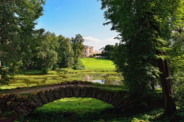 Krajobraz lato ogród pavlovsk, Federacja Rosyjska. Zobacz na pal — Zdjęcie stockowe