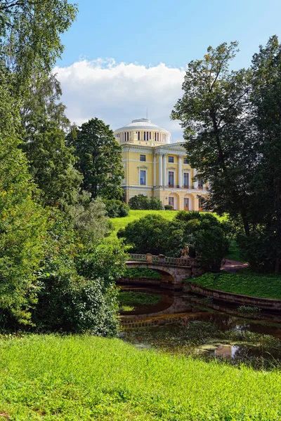 Summer landscape of the Pavlovsk garden, Russia. View to the pal — Stock Photo, Image