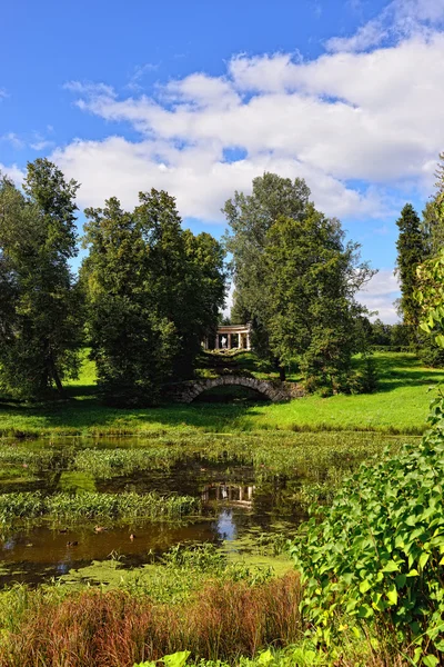 Summer landscape of the Pavlovsk garden, Apollo Colonnade — Stock Photo, Image