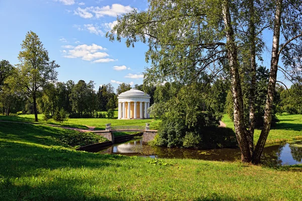 Zomer landschap van de tuin pavlovsk. Tempel van vriendschap — Stockfoto